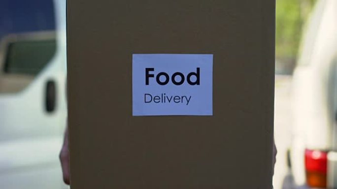 统一拿着纸板箱的食品配送快递，在线购物服务