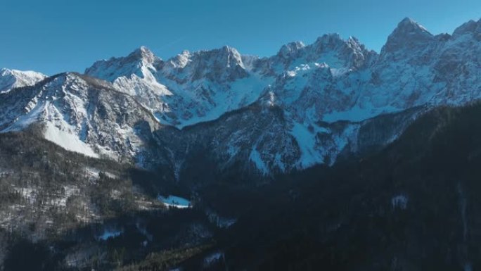 晴天空中无人机拍摄雪山链