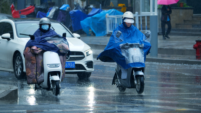 实拍雨天道路车辆行人