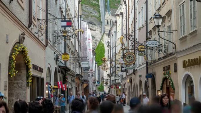 奥地利萨尔茨堡-2019年5月19日: 城市天际线在谷物巷街延时拍摄奥地利萨尔茨堡著名的购物街延时4