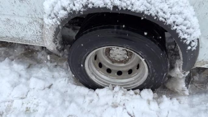 汽车被困在雪中