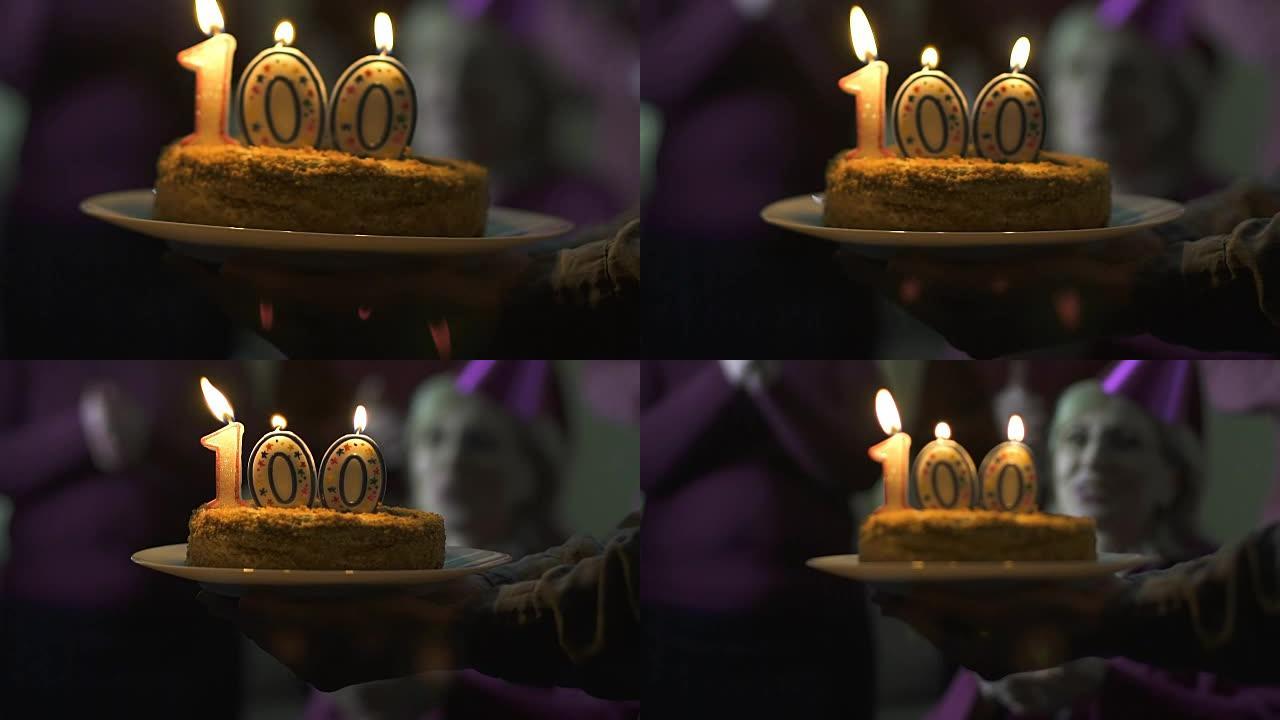 朋友送生日蛋糕微笑资深女性，100周年庆典