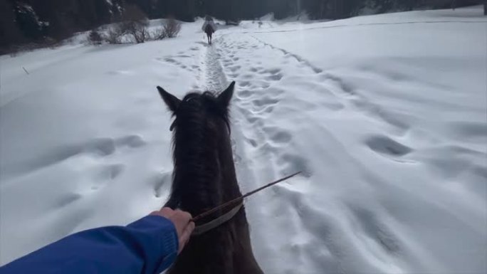 POV第一人称视角在雪道上骑马进入山区