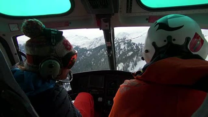 从飞越山脉的直升机向飞行员的视线