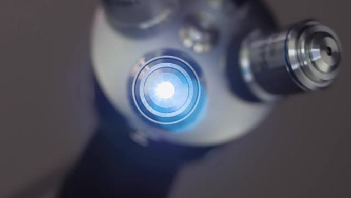 显微镜的目标旋转其中之一被带有ra的灯照亮