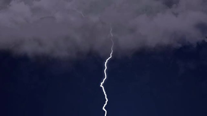 夜空中出现强烈的雷雨和强烈的闪电，声音很大