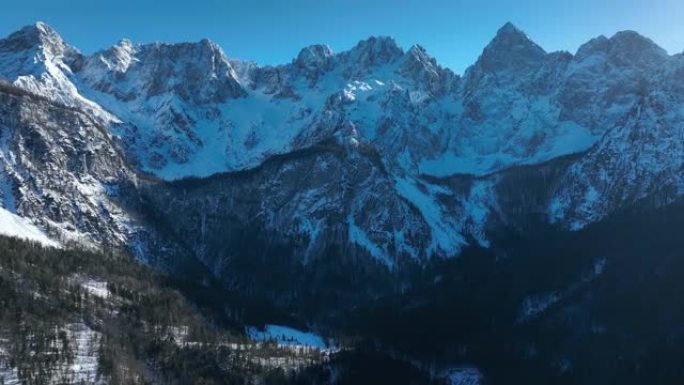 晴天空中无人机拍摄雪山链