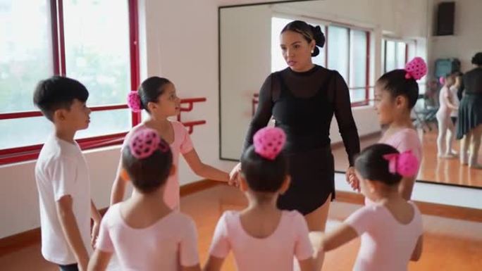 老师让学生在芭蕾舞工作室任职