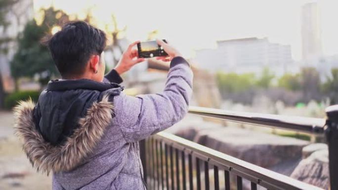 亚洲游客使用智能手机并享受日本之旅