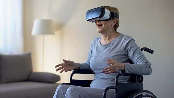戴护目镜，玩VR游戏，设备的轮椅上印象深刻的祖母