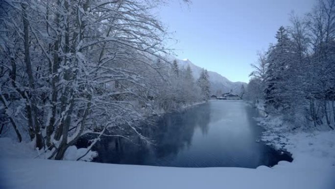 雪山中的河流静态视图