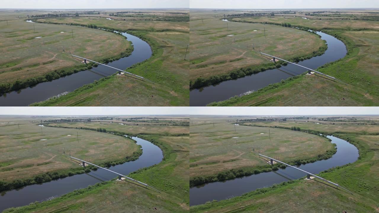 一条横跨河的天然气管道。一架飞行无人机从上面拍摄的视频。哈萨克斯坦，乌拉尔河。带慢动作的高质量4k镜