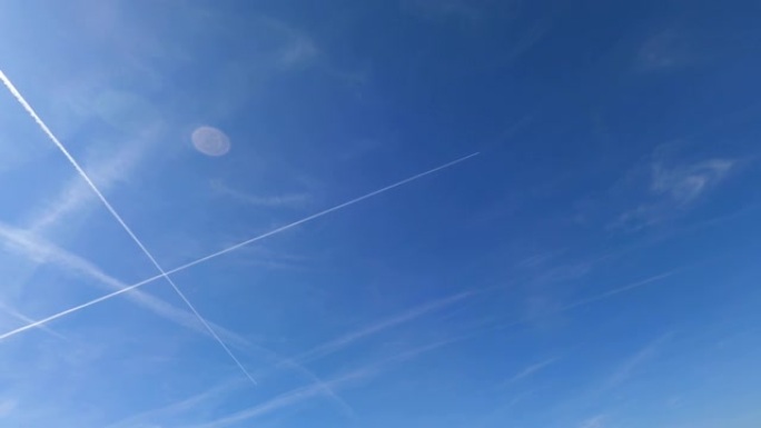 灰蓝的天空有云和飞机