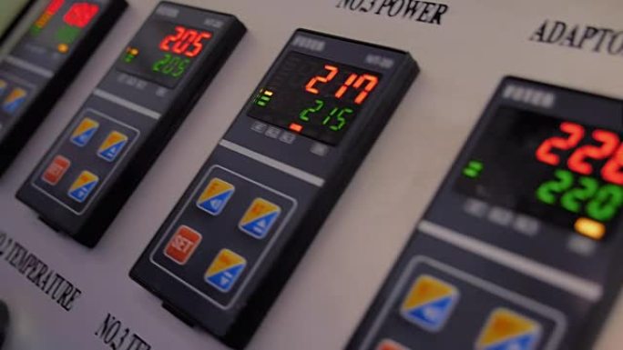 带有电流表和温度数字显示的主控制面板