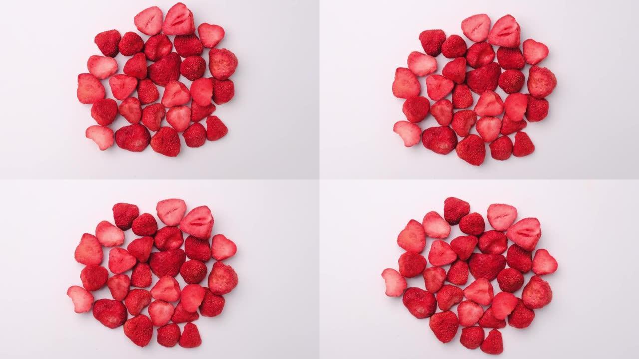 冻干草莓，是一种经过加工的水果，保留了食物的营养价值。在白色背景上隔离的一堆冻干草莓。