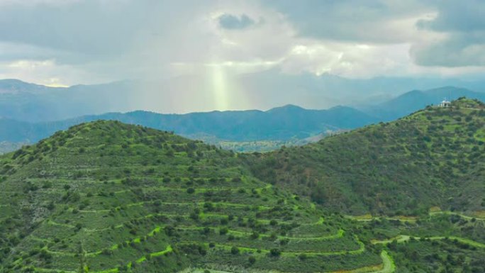 美丽的山景。阳光照在山上。上帝的祝福