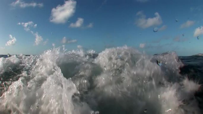 加勒比海沸腾的海水特写蓝天的背景地平线。