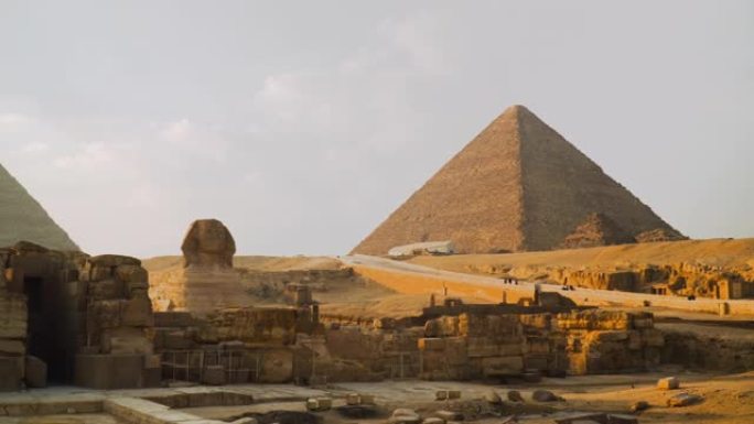 前景中有狮身人面像的吉萨金字塔视图