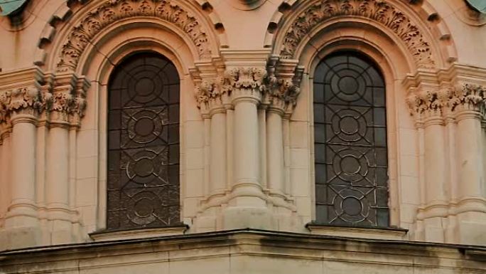 旧大教堂拱形彩色玻璃窗，带有金色十字架的圆顶