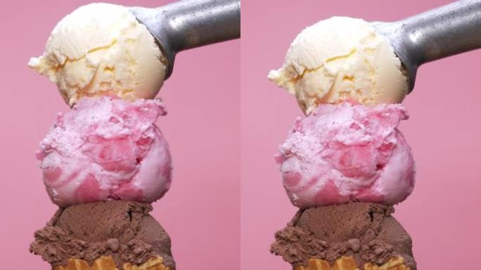 垂直视频前视图，在草莓顶部和粉红色背景上的巧克力冰淇淋蛋卷上舀香草冰淇淋。
