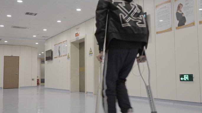 医院急诊 脚踝扭伤拄拐杖的男孩