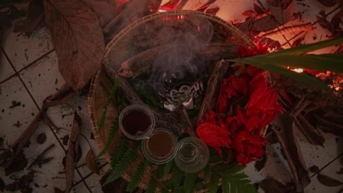 在撒旦仪式中，用香熏在柳条篮中近距离拍摄茶