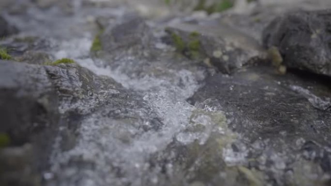 在岩石山坡上流水的详细镜头