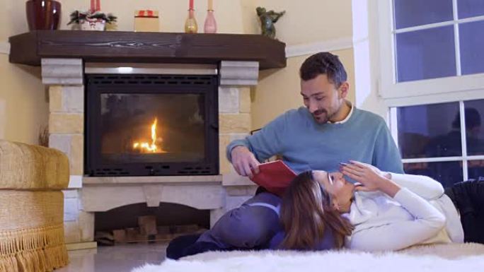 丈夫给妻子读了这本书，幸福的已婚夫妇在壁炉旁放松