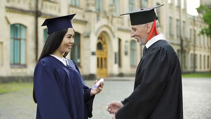 主持人给女学生颁发文凭，握手，召集