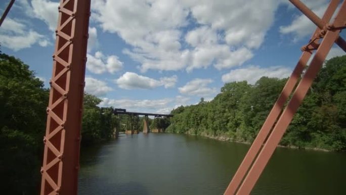 货运火车越过风景秀丽的山桥越过河。