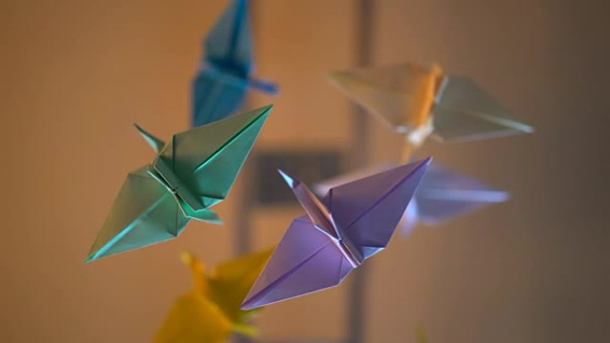 美丽的折纸起重机在空中旋转，仰视，艺术，手工玩具