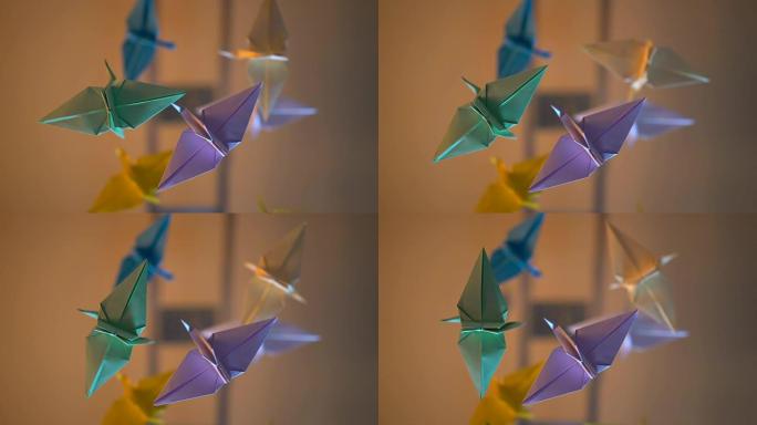 美丽的折纸起重机在空中旋转，仰视，艺术，手工玩具