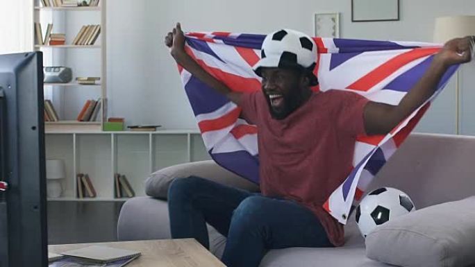 英国足球迷庆祝国家队胜利，举旗跳跃