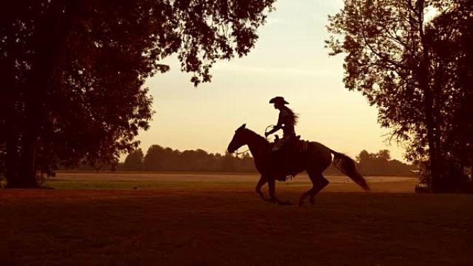 女人在日出时以超慢动作骑马
