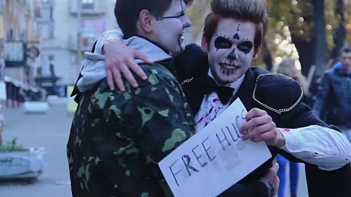 穿着僵尸套装的年轻人在街上拥抱，有趣的闪光
