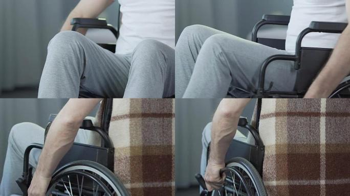 坐在轮椅上的人转回相机，痛苦不堪