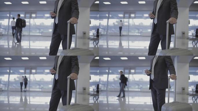 机场里的商人带着电话和手提箱
