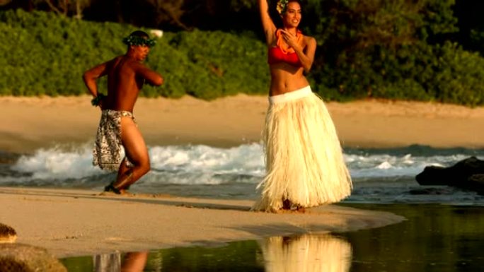波利尼西亚舞者在夏威夷的海滩上表演，慢动作