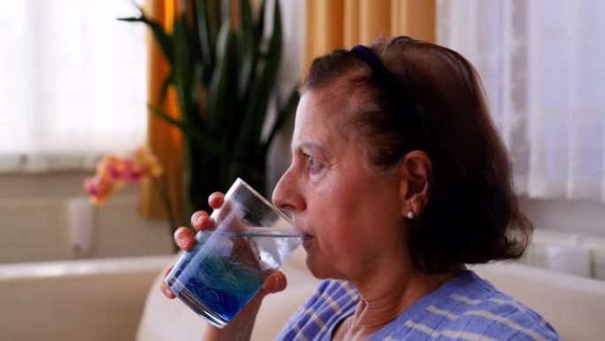 更年期成熟妇女喝冰冷的一杯水