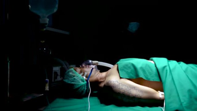 4K，病人躺在手术床上，穿着手术服等待手术，鼻子上戴着氧气面罩，病人癫痫发作，常备医生对发生的事情感