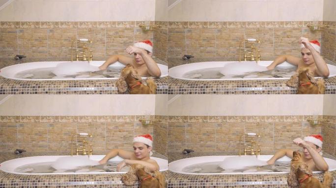戴圣诞老人帽的帅哥在洗澡，和他的狗玩
