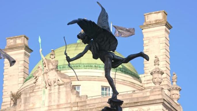 爱神像，皮卡迪利广场，伦敦。熟悉的地标设置在蓝色的夏日天空中