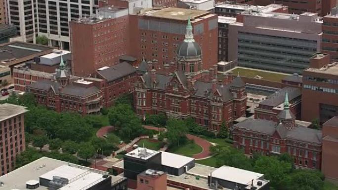 约翰·霍普金斯医院大楼的鸟瞰图。
