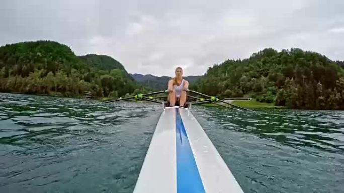 女双桨手划过一个湖