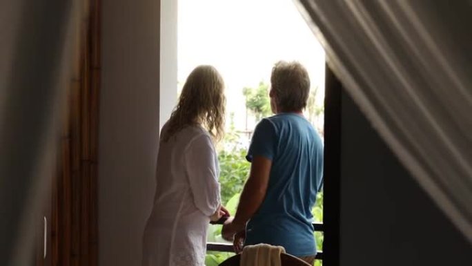 成熟的夫妇走进度假别墅的阳台