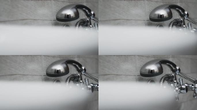 浴缸里的水龙头和淋浴喷头。水龙头的全景。室内设计。浴室设计。4K
