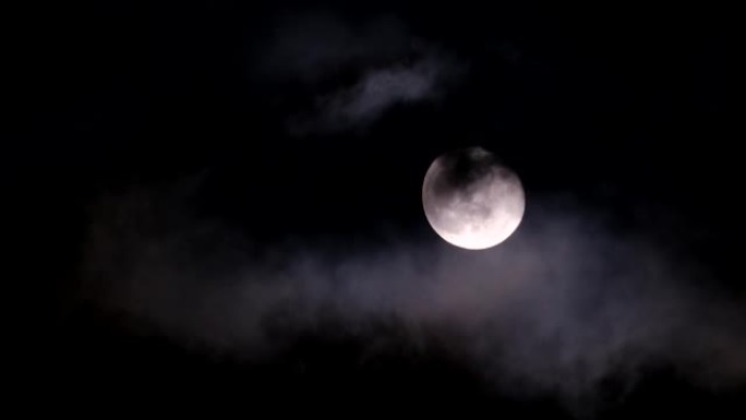 晚上发光的黄色满月有云。美国国家航空航天局提供的这段视频的元素。