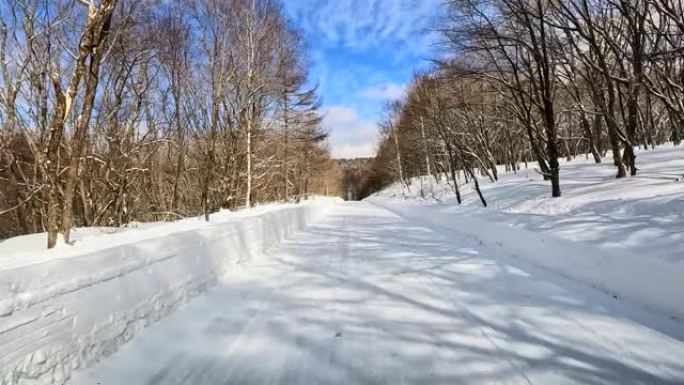 在雪山路上行驶行驶车窗外汽车第一视角