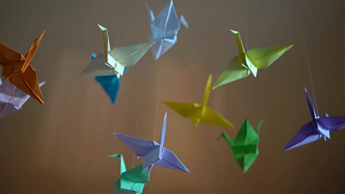 折纸纸鸟在风中慢慢招手，平静背景，创意