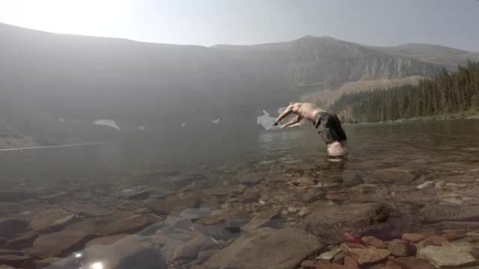 男子在高山湖中游泳